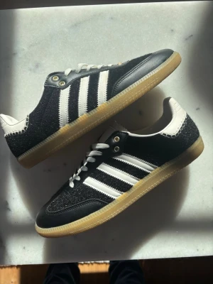 Adidas wales boner - Jävligt feta adidas skor || storlek 43 || använda 1 vecka || skriv för för fler frågor eller bilder ||