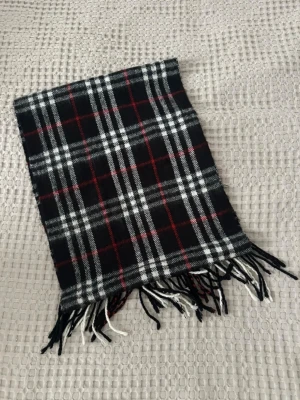 Halsduk - Fin mönstrig halsduk. Inte kommit till nån användning. 🩷
