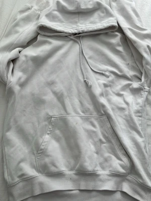 Vit hoodie från H&M Relaxed Fit - Vit hoodie från H&M med relaxed fit, stor framficka och justerbar huva med snören. Tillverkad i mjukt bomullsmaterial som är perfekt för en avslappnad och chill look. Ribbad mudd vid ärmslut och nederkant. Enkel och stilren design. Hör av dig vid frågor och priset är absolut inte hugget i sten😄