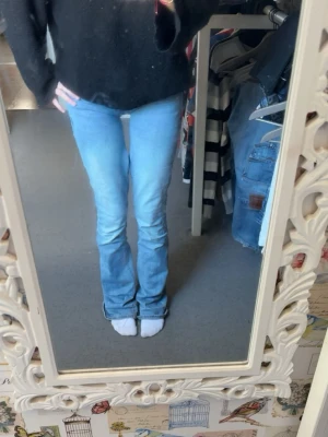 True religion jeans - Säljer ett par ljusblå bootcut jeans från true religion som är sydda mer low waist dom har bucklor vid låren på insidan men det går att fixa har bara inte orkat sy det än