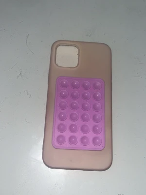 Mobilskal till iPhone 12 Pro - Säljer ett mobilskal som har använts flitigt men är inte trasigt bara tappat färg. På baksidan sitter en plastliknande grej som man kan sätta fast mobilen nästan vart som helst💖