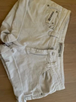 Vita shorts - Jätte fina vita shorts som jag precis köpte från vinted, de va lite för stora för mig men jätte fina💗 skriv till mig om det behövs fler bilder eller frågor🙏
