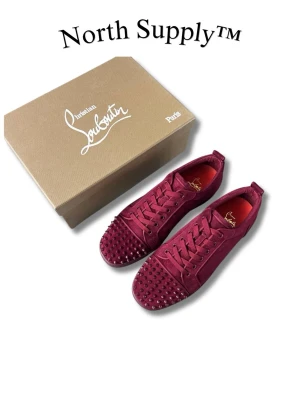 Christian Louboutin  - Röda Christian Louboutin skor finns storlek 38 - 48. Alla accessoarer medföljer. Skriv vid intresse eller frågor 🙌