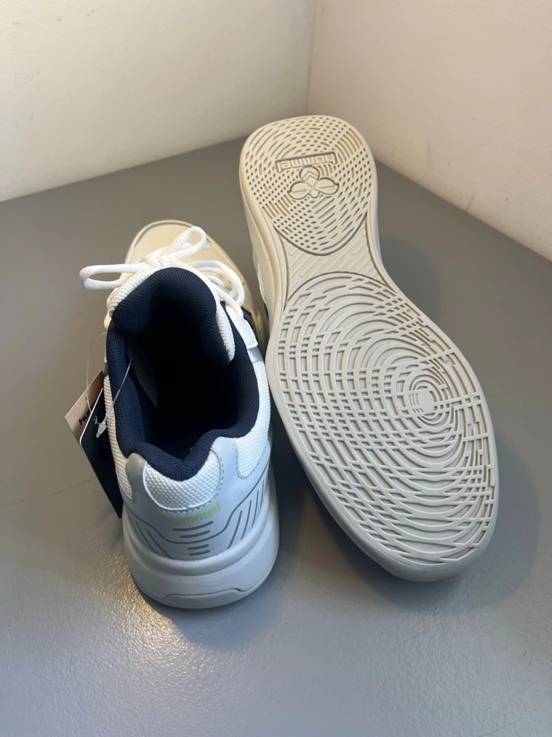 Vita Hummel sneakers med svarta detaljer - 2