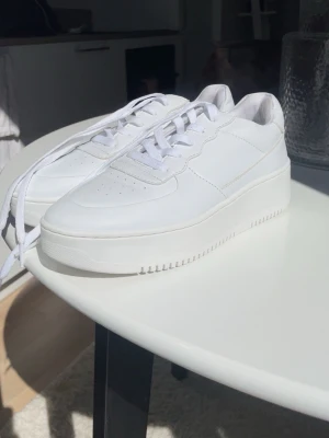 Vita sneakers med platåsula  - Perfekta för dig som gillar en clean och modern look. Även dessa skor har mest stått i skåp använts max 3 gånger köpta för 1/2 år sedan. FRÅN SKOPUNKTEN 