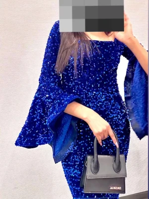 Blå glittrig långklänning - Superfin långklänning i intensivt blått med glittriga paljetter över hela klänningen. Perfekt för dig som vill sticka ut på bal eller fest. Använd en gång, i bra skick fortfarande! Hör av vid fler frågor🌸