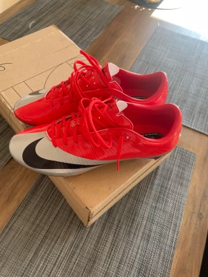 Nike CR7 röda fotbollsskor - Säljer dessa Limited edition CR7 Nike skorna. Storlek=43 (Öppen för bud)