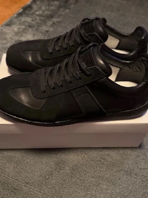  Maison Margiela gats  - Använda typ 1-2 gånger. Säljer på grund av att dom är för stora. Priset kan diskuteras 