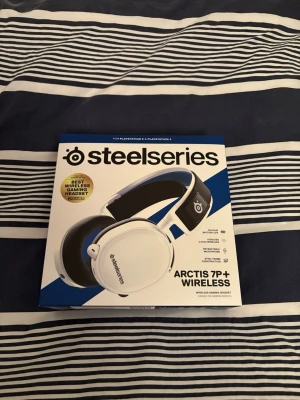 SteelSeries Arctis 7P+ Wireles - Säljer mitt SteelSeries Arctis 7P+ Wireless-headset då det inte längre används. Headsetet är i mycket bra skick och fungerar felfritt.  Köpt hos Webhallen för 2300 kr. Perfekt för gaming med hög ljudkvalitet och bekväm passform under längre sessioner.  Hör av dig vid intresse eller pris förslag! 