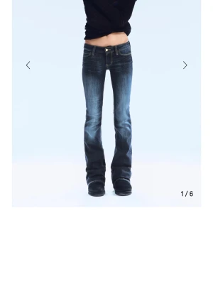 Bootcut jeans  - Mörkblå bootcut jeans med snygga slitningar och kontrastsömmar. Låg midja och klassiska fem fickor. Jeansen har en lätt tvättad look och utsvängda ben. Perfekta för dig som gillar en retrostil. De är endast använda en gång och det finns inga slitningar eller tecken på användning!🥰