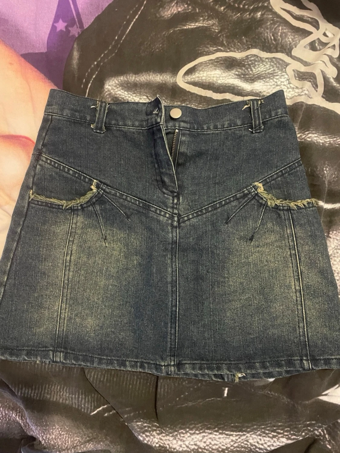 Mörkblå jeanskjol med fransdetaljer