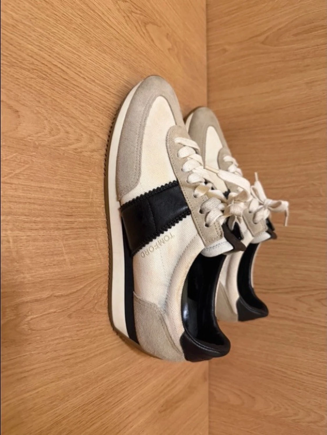 Tom Ford sneakers i beige och svart Storlek 41