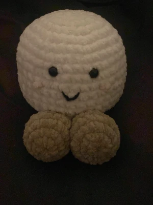 Virkad söt Jellycat marshmallow - En handgjord, virkad jellycat liknande marshmallow med fötter. Perfekt som dekoration eller present till någon som gillar gulliga saker.