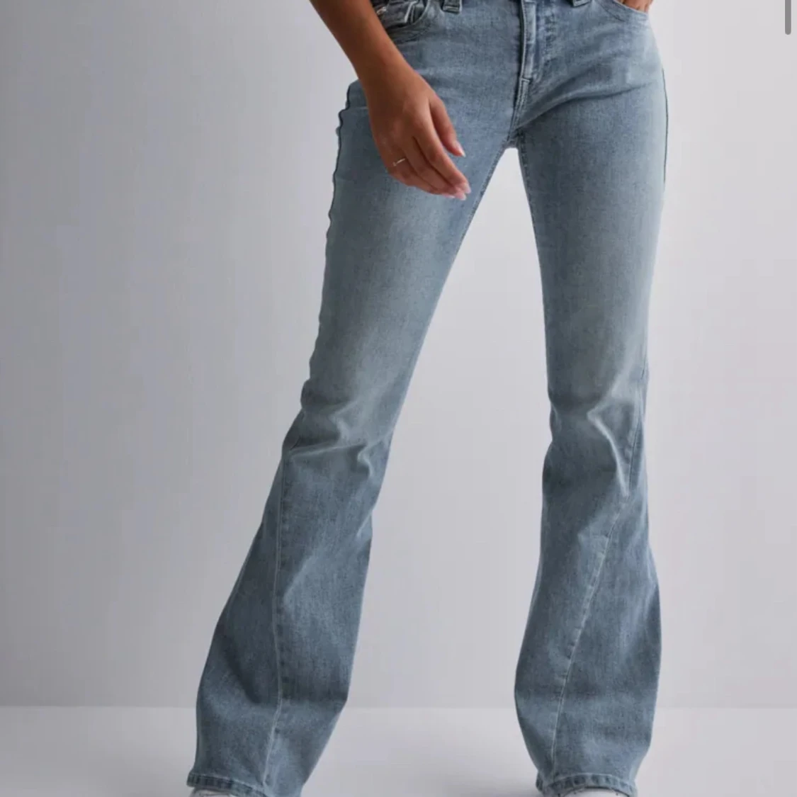 Bootcut ljusblå jeans med fickdetaljer - 1