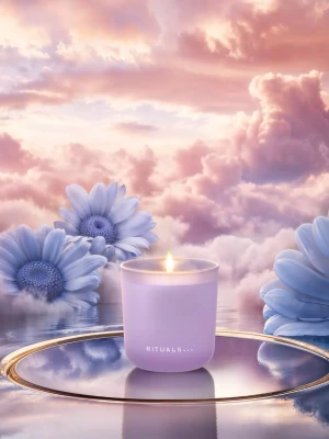 Nytt! Lila doftljus från Rituals Dream limited edition - Helt nytt i kartong. Säljer ett lila doftljus från Rituals Dream slutsålda limited edition. Ljuset har en harmonisk doft av jasmin, iris, sandelträ och mysk. Brinntid upp till 50 timmar. Perfekt för att skapa en mysig och drömlik stämning hemma. 290gr, full size.