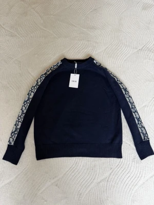 DlOR sweater - Säljer en DlOR sweater i navy blue – helt ny med tags kvar.  Passar dam och herr perfekt till vardag och mer uppklädda outfits. Tröjan är oanvänd och i perfekt skick.  • Märke: DlOR   • Färg: Navy blue   • Skick: Ny med tags   • Passform: M (passar s)  Snabb frakt, skickas spårbar inom 24h.   