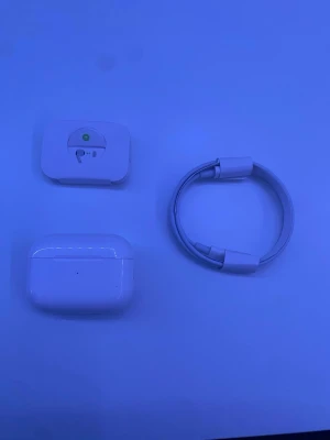 AirPods Pro gen 2 - Oanvända AirPods gen 2. Fick dom i födelsedagspresent men har ett annat par hörlurar som jag använder. Mormor tappade bort kvittot så ingen idé att lämna tillbaks. Plasten är kvar och han är som sagt helt oanvänd.