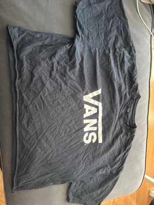 Svart Vans Mag tröja  - Klassisk svart t-shirt från Vans i storlek XL med stort vitt Vans-tryck på bröstet. Tillverkad i 100% bomull. 