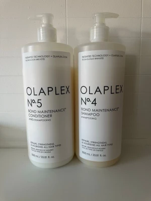 Olaplex No.4 & No.5 Bond Maintenance Duo - Säljer två stora flaskor schampo och balsam från Olaplex (No.4 & No.5, 1000 ml). Båda är öppnade men nästan fulla, ungefär ca 90% kvar i ena och runt 85% i den andra (se bild). Endast använda hemma och i bra skick. Perfekt om du vill testa eller fortsätta använda Olaplex men slippa betala fullpris. Nypris ligger runt 2000–2500 kr för båda, säljer för 500 kr. Kan skickas eller mötas upp i Gävle 📦