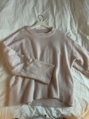 Ljusrosa stickad tröja - Mysig ljusrosa stickad tröja med breda ärmar. Tröjan har ribbade muddar vid ärmslut, nederkant och halsringning. Passar st S/M 💗