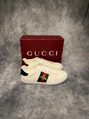 Gucci skor - Tjena, säljer nu dessa feta gucci skorna! Dem är användna men otroligt skick! Dem är rengjorda i högsta skick! 9/10 skick!