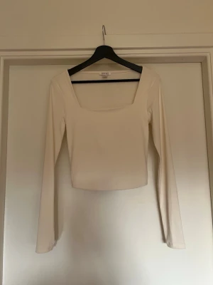 Vit långärmad tröja New Yorker - Vit tröja i mjukt material i storlek M från New yorker. Finns liten men knappt synlig fläck på sömmen i nacken (bild 3). 