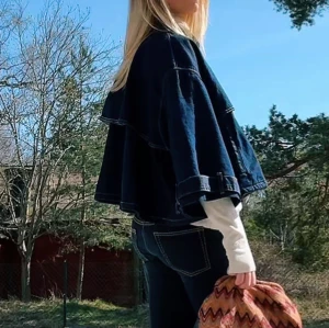 Mörkblå croppad jeansjacka - Säljer en unik mörkblå croppad jeansjacka med breda ärmar och coola sömdetaljer. Från Zara men säljs inte längre därav priset! Tveka inte på att buda eller att ställa frågor 🩷