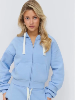 Ljusblå hoodie med dragkedja strl S nytt med alla tags kvar  - Ljusblå hoodie med dragkedja framtill och vita snören i huvan. Hoodien har en avslappnad passform, känguruficka och ribbade muddar vid ärmslut och midja. Perfekt för en chill och sportig look.