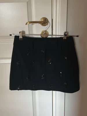 Svart kjol med paljetter - Svart kjol med paljetter från Bikbok med samma stil som kostymbyxor. Passar både till vardags och till festliga tillfällen. Använd endast 1 gång. ☺️