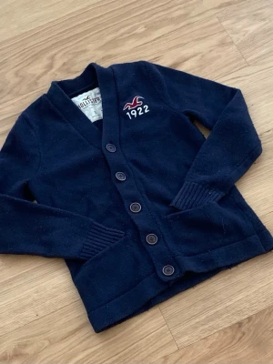 Hollister cardigan  - Säljer denna fina Hollister cardiganen. Skicket är 7/10. Storleken är S. Priset kommer ligga på 499kr.