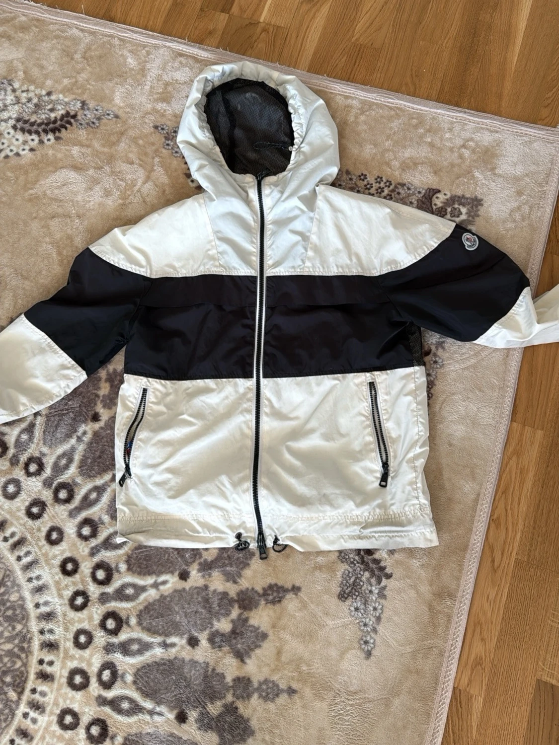 Svartvit vindjacka från Moncler
