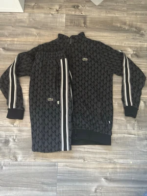 Lacoste set - Jätte fin Lacoste set i den svarats variationen. Sitter fint och fixar ens outfit rejält, tyvärr fel storlek. Tröja 500 byxa 500 annars 900 mvh🙌