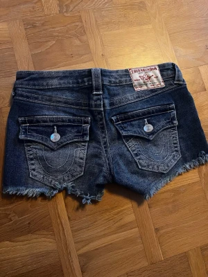 True religion shorts - Snygga shorts från true religion, de är bara använda 1 gång och är i nyskick. Köpte för 1099💕Superfina till sommaren 🩷