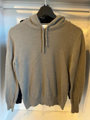 Olivgrön Kashmir tröja  - Säljer en stilren Kashmir tröja från sayless. I storlek XS, den har inga hål eller defekter! Den ser lite grå/beige ut på bild med den är olivgrön irl. 