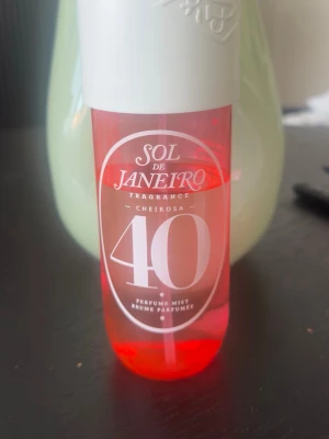 Sol de Janeiro Cheirosa nr 40, 240 ML - Sol de Janeiro Cheirosa 40 Perfume Mist, 240 ML  Ni ser på bilden hur mycket som är kvar i flaskan