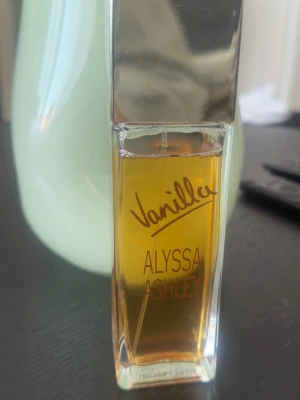 Alyssa Ashley Vanilla Eau Parfumee - Alyssa Ashley Vanilla Eau de Parfumee Cologne Spray. 100 ML  Ni ser på bilden hur mycket som är kvar i flaskan