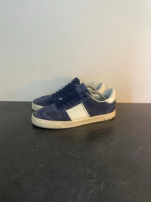 Valentino flycrew - Tja, säljer mina valentino flycrew i storlek 42 som är i väldigt fint skick | mockan är i välbefintligt skick | kan även fixa fler och bättre bilder vid behov | priset är inte hugget i sten | hör av dig vid minsta lilla// a_garderoben✨