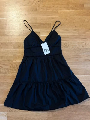 Ny! Zara klänning strl M - Ny klänning från Zara i strl M med broderimökster runt midjan. Liten i storleken 