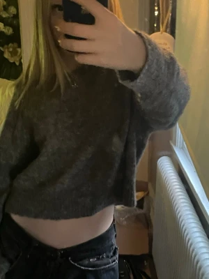 Grå stickad tröja - Sitter liiite croppad, oversize på xxs-s! Alpacka, ull, lägg gärna prisförslag💞