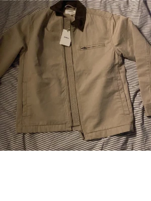 Dobber jacka  - Storlek S  bra skick, perfekt för att matcha till olika outfits, kom med frågor prisförslag 