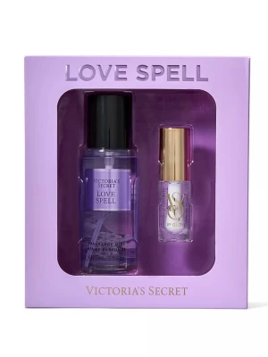 Nytt! Victoria's Secret Love Spell parfymset - Helt nytt! Love Spell parfymset från Victoria's Secret med en lila doftmist och ett läppglans med guldlock. Doftspray 75ml, lip glow 3,2gr Doftmisten har en transparent flaska med svart lock och lila etikett, medan läppglanset är klart med VS-logga och guldigt lock. Perfekt presentförpackning. Fler bilder kan fås vid intresse 💟