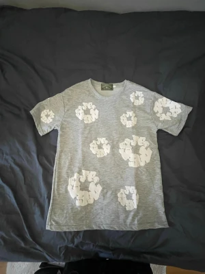 Grå DenimTears t-shirt - Grå DenimTears T-shirt i storlek S. Inte använd och sitter som en S.