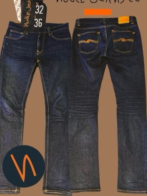 Nudie Jeans Lean Dean - Säljer dessa snygga mörkblå jeans från Nudie av modellen Lean den🔥🔥 Jeansen är i mycket fint skick och har inga defekter.  Modellen i bilden väger 68kg och är 177cm lång och som man ser i första bilden så är jeansen lite långa. Tveka inte på att höra av dig vid frågor😁