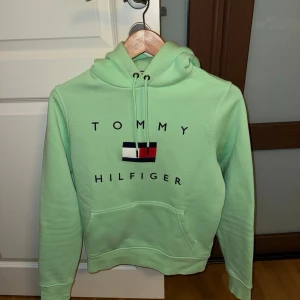 Hoodie - En stilren Hoodie från Tommy Hilfiger i mycket bra skick! Nästan i (nyskick). Den är använd ett fåtal gånger bara. Storlek XS men skulle säga att den är större i storleken och passar som S. Skicka ett meddelande för mer infomartion. 
