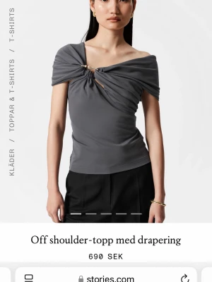Grå offshoulder topp  - Endast använd vid ett tillfälle. Tycker den är superfin men får inte användning för den tyvärr. Köpte den förra året, tror ej den finns kvar längre. Storlek M men passar som en S oxå. 