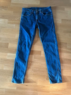 Blå jeans från Dr. Denim - Snygga blå  jeans från Dr. Denim med klassisk femficksdesign och normal midja. Jeansen har raka ben och är tillverkade i ett mjukt denimtyg med lite stretch för extra komfort. Perfekta för en avslappnad och trendig look. Priset går att diskutera.