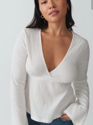Tied top gina - Fin vit blus från Gina som inte säljs längre. Nypriset för blusen är 299. Säljs då den inte kommer till används längre. Är använd därav priset, men finns inga fläckar eller skador på den.
