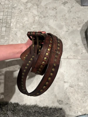 Coolt bälte  - Snyggt brunt tjockt bälte med guld detaljer. Vet ej märke 