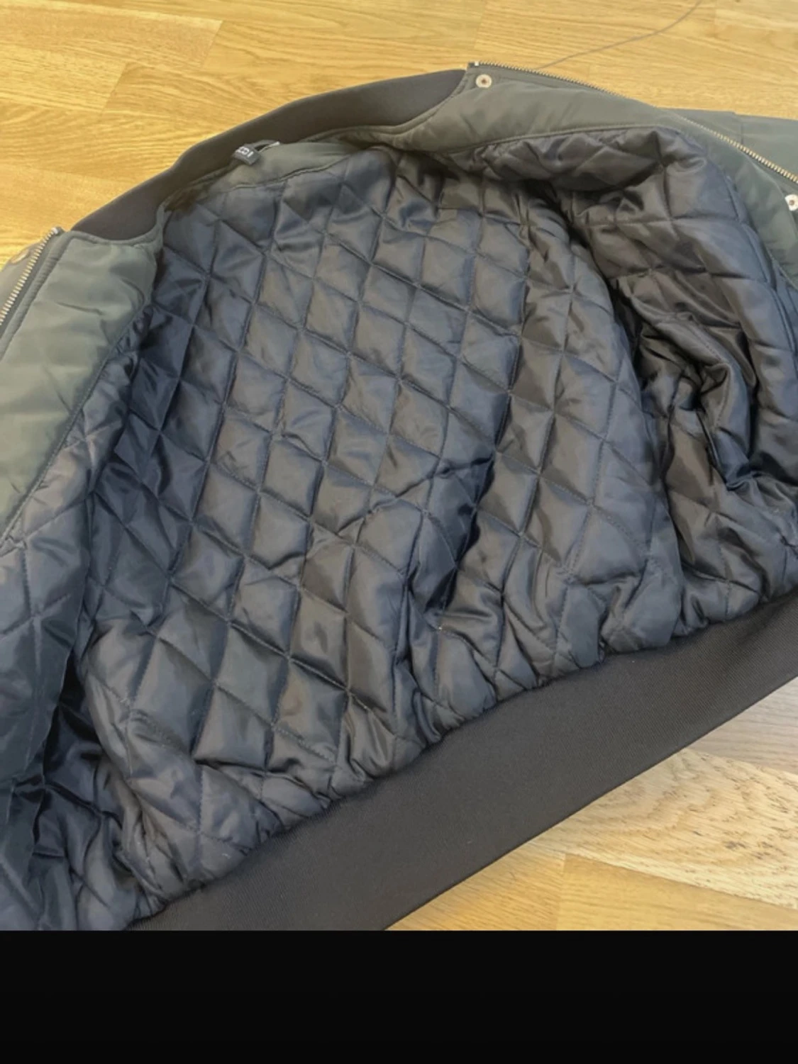 Svart bomberjacka med tigerpatch - 5