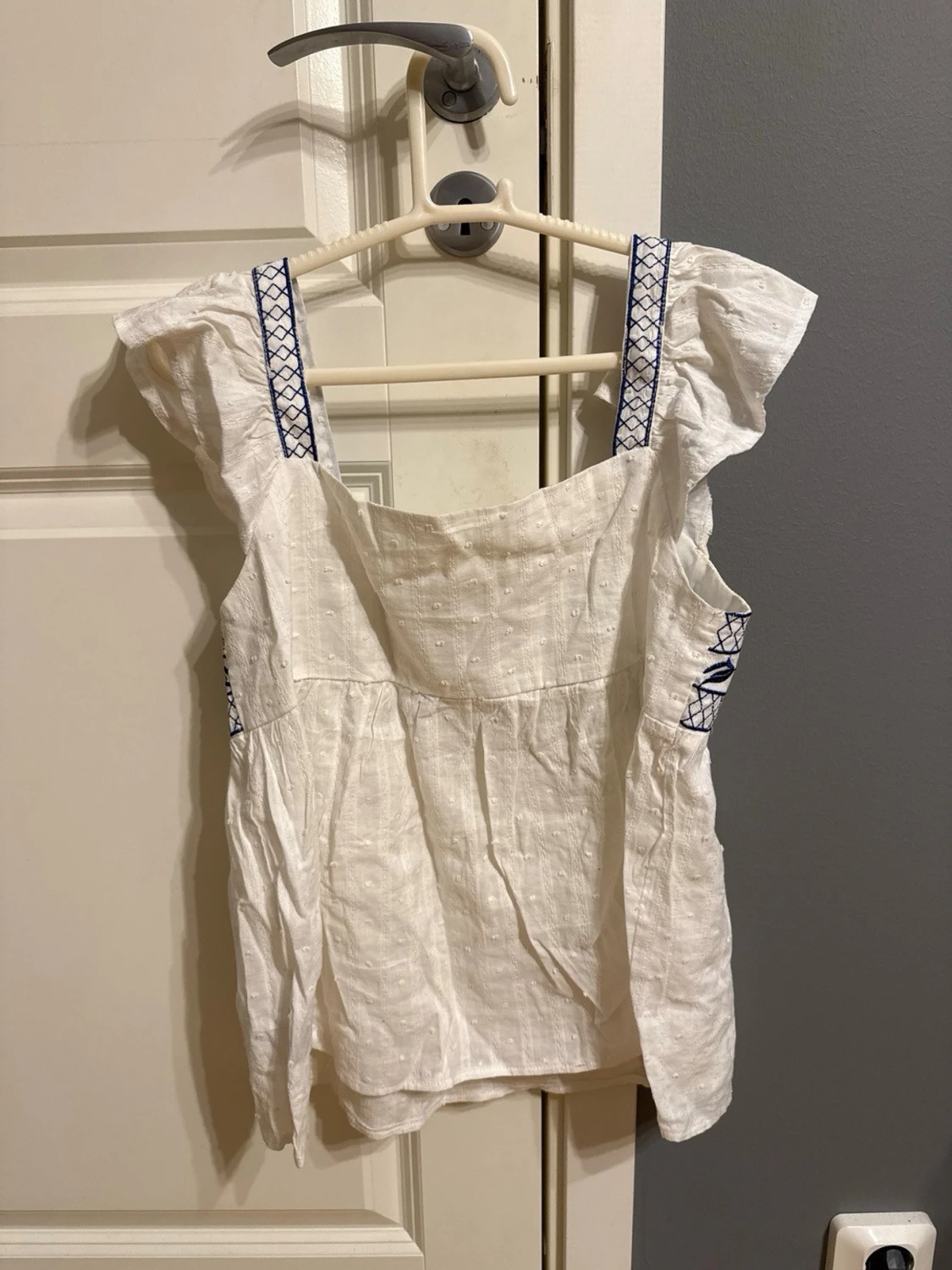 Vit blus med blå broderi och volang - 1